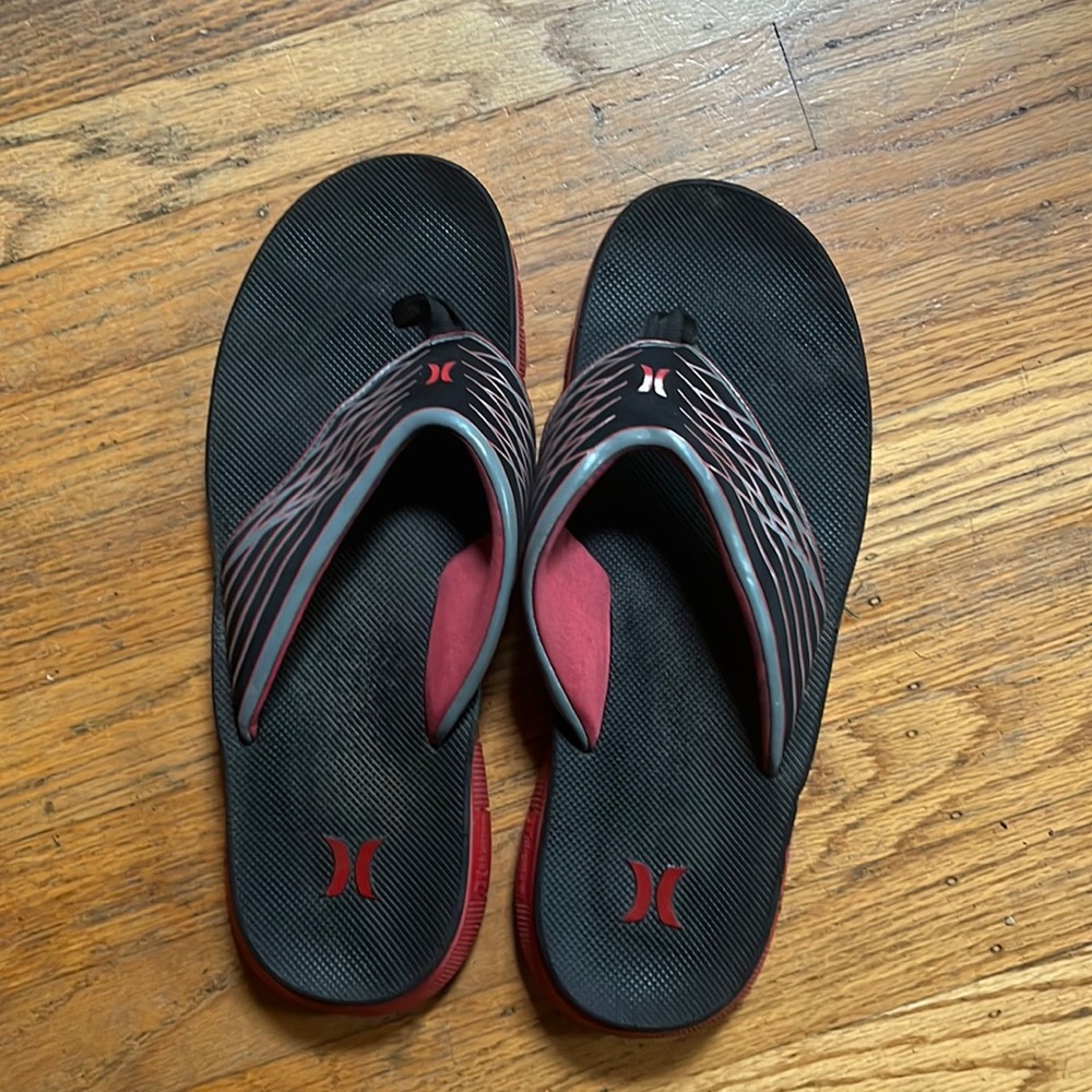 Men’s size 11.5 Hurley flip flops in red & black